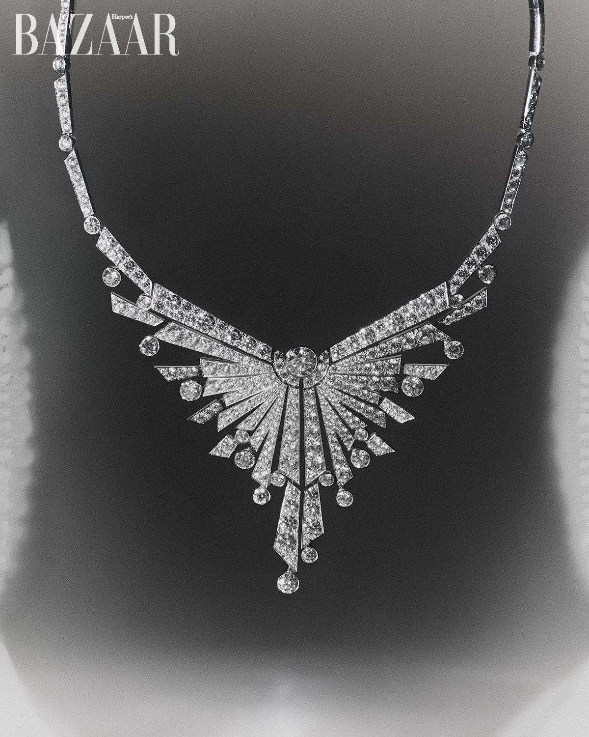 화이트 골드에 다이아몬드를 세팅한 ‘쏠레일 마드모아젤’ 네크리스는 Chanel High Jewelry.