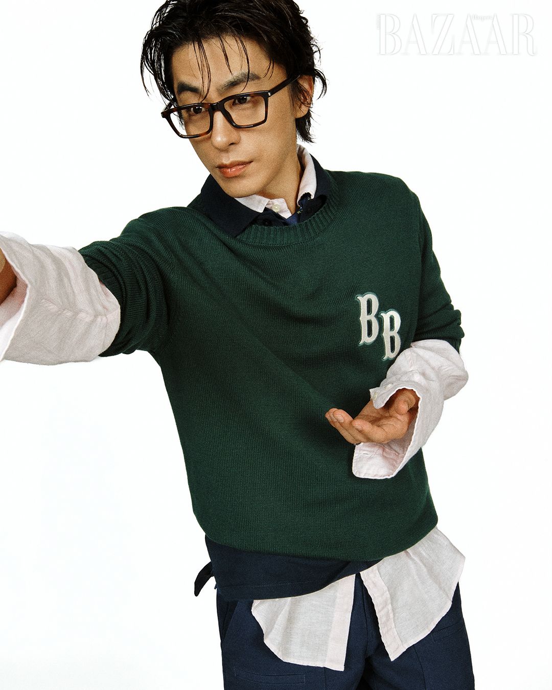 로고 패치 장식의 레터링 풀오버 스웨터는 29만9천원, 베어드 맥넛 아이리시 리넨 셔츠는 21만9천원, 세일링 캔버스 쇼츠는 19만9천원, 랩 타이는 13만9천원 모두 Brooks Brothers.