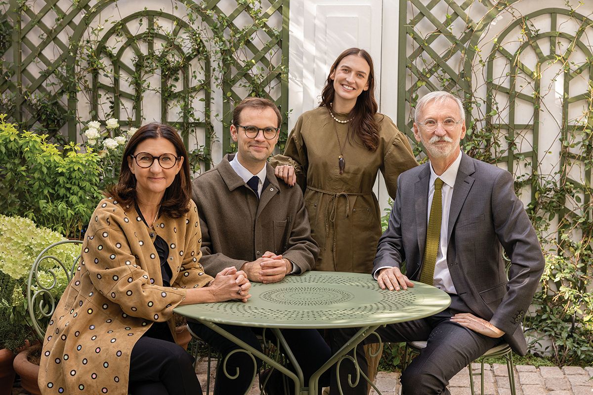 (왼쪽부터) 소피 델라폰테인(Sophie Delafontaine), 헥터 카세그랑(Hector Cassegrain), 줄리엣 포파드(Juliette Poupard), 장 카세그랑(Jean Cassegrain).