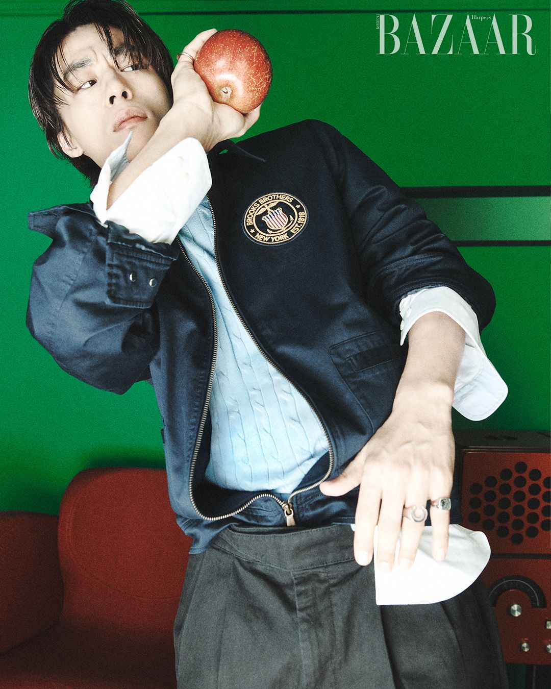 아트워크 코튼 재킷은 49만9천원, 크루넥 스웨터는 19만9천원, 논 아이론 에인즐리 드레스 셔츠는 14만9천원, 구르카 팬츠는 29만9천원 모두 Brooks Brothers.