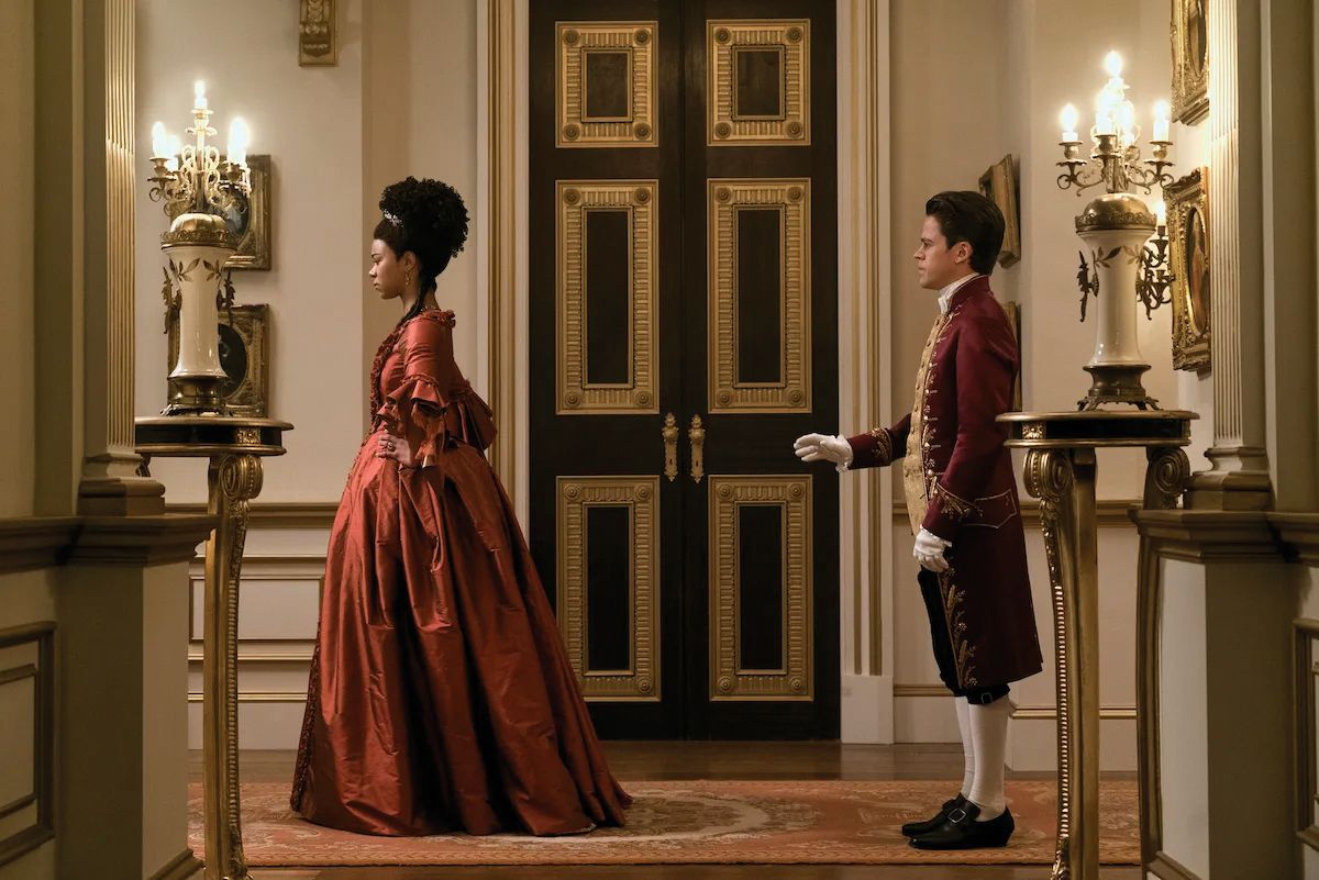 <샬럿 왕비: 브리저튼 외전>의 인디아 아마르테이피오와 샘 클레메트. 