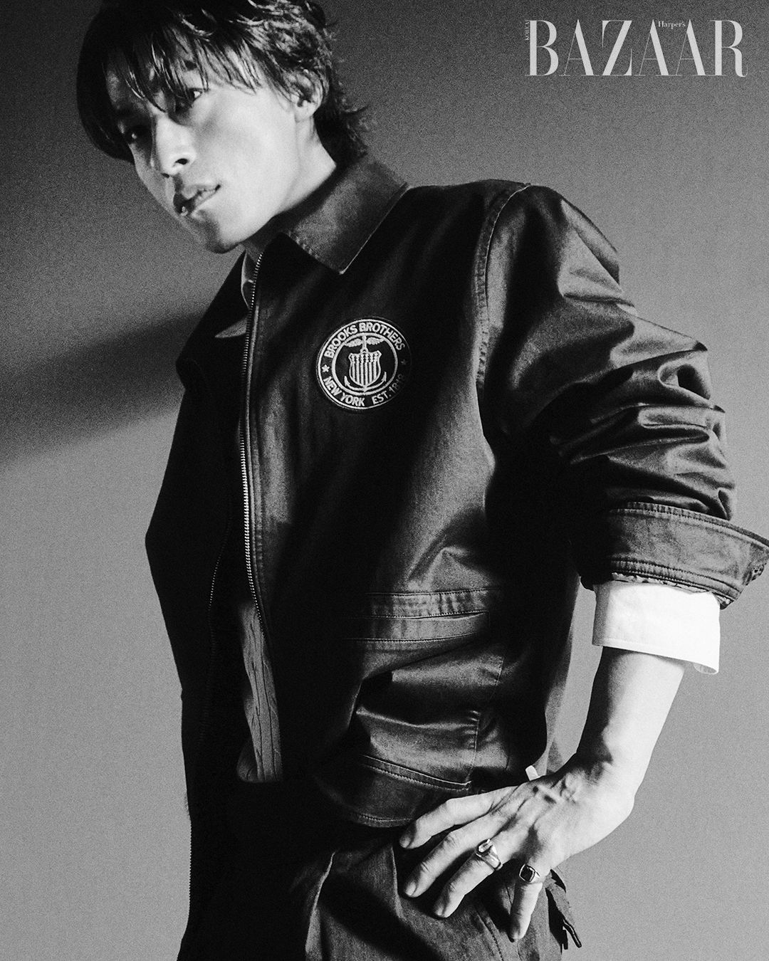 아트워크 코튼 재킷은 49만9천원, 크루넥 스웨터는 19만9천원, 논 아이론 에인즐리 드레스 셔츠는 14만9천원, 구르카 팬츠는 29만9천원, 스트라이프 랩 타이는 13만9천원 모두 Brooks Brothers.