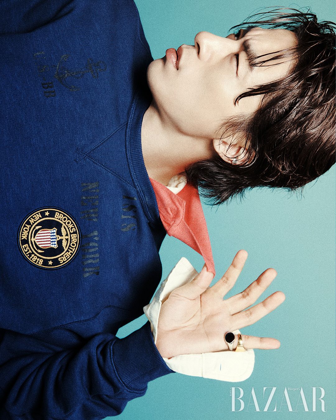 앵커 스웨트셔츠는 17만9천원, 프라이데이 옥스퍼드 솔리드 셔츠는 17만9천원, 비비드한 컬러감이 돋보이는 수피마 피케 폴로셔츠는 15만9천원 모두 Brooks Brothers.