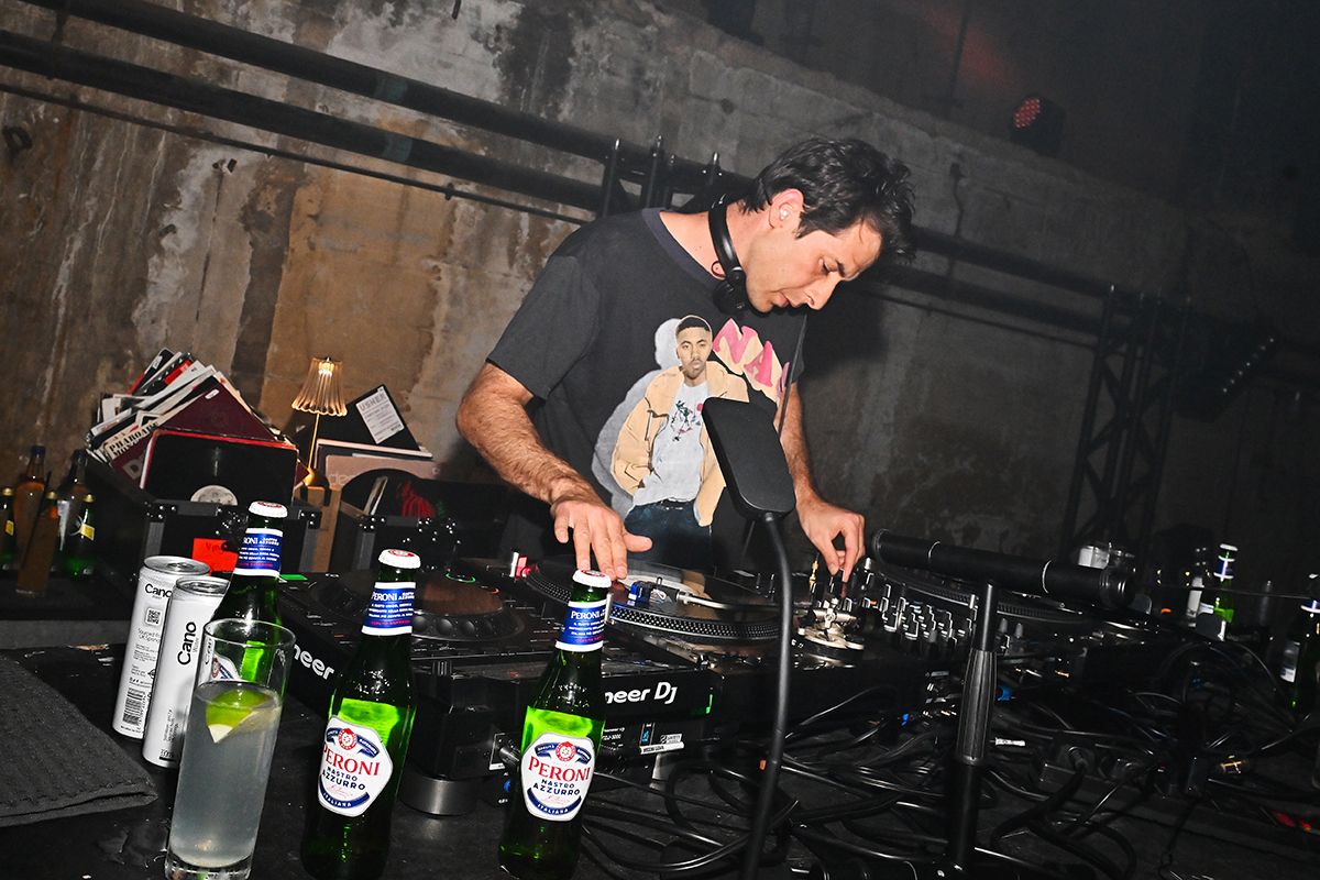  <Night People> 출간 기념 파티에서 DJ로 음악을 트는 마크 론슨. 