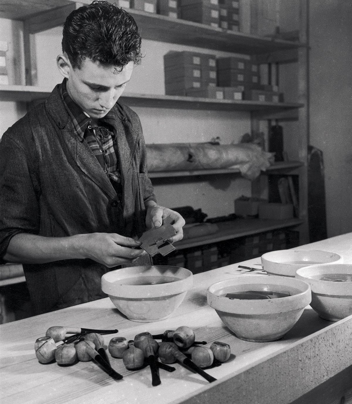 수작업으로 제작하는 담배 파이프.