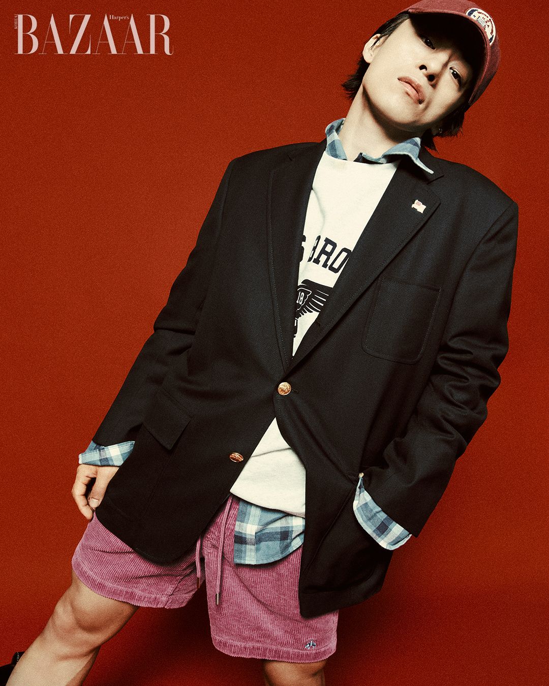 트래디셔널 실루엣의 1818 금장 버튼 블레이저는 1백79만원, 스웨트셔츠는 15만9천원, 플란넬 체크 셔츠는 15만9천원, 프라이데이 코듀로이 쇼츠는 17만9천원, BBUS 볼캡은 7만9천원 모두 Brooks Brothers.