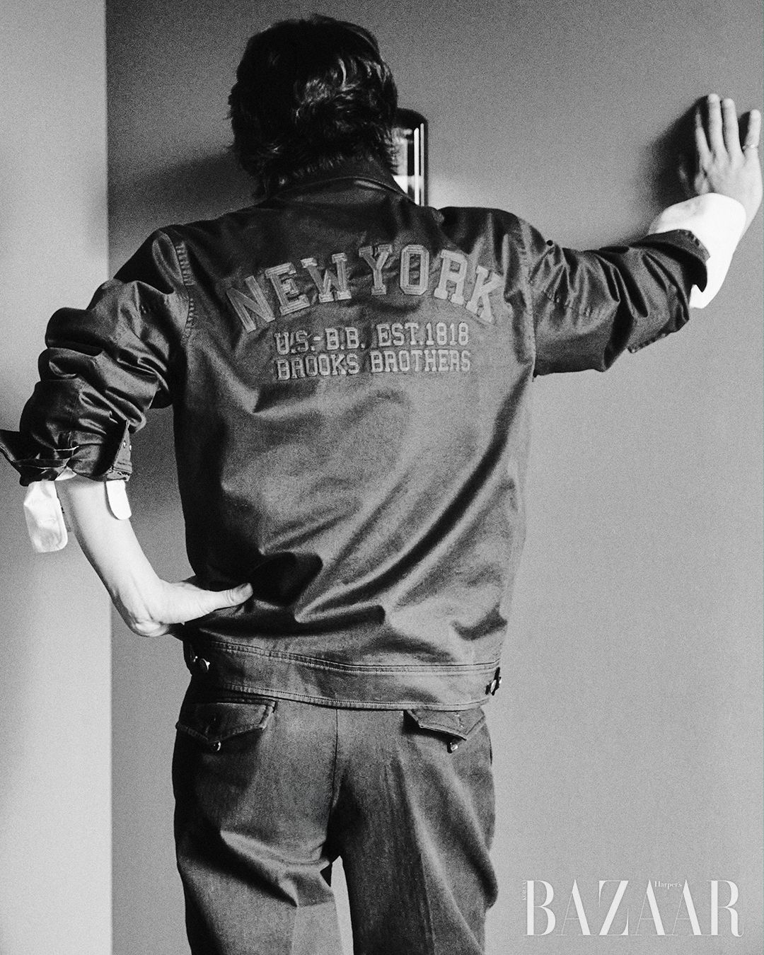 아트워크 코튼 재킷은 49만9천원, 크루넥 스웨터는 19만9천원, 논 아이론 에인즐리 드레스 셔츠는 14만9천원, 구르카 팬츠는 29만9천원, 스트라이프 랩 타이는 13만9천원 모두 Brooks Brothers.