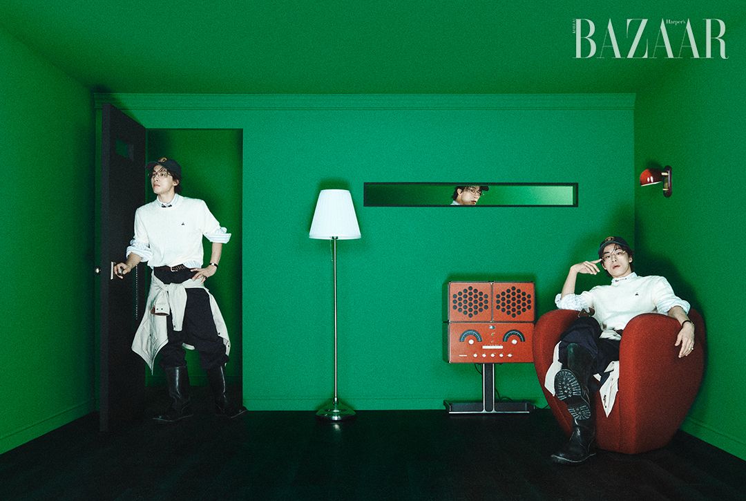 코튼 케이블 크루넥 반팔 스웨터는 17만9천원, 스트라이프 패턴의 프라이데이 옥스퍼드 셔츠는 17만9천원, 헤리티지 치노 팬츠는 25만9천원, 허리에 두른 헌팅 필드 재킷은 43만9천원, BBUS 볼캡은 7만9천원, 스트라이프 랩 타이는 13만9천원 모두 Brooks Brothers.