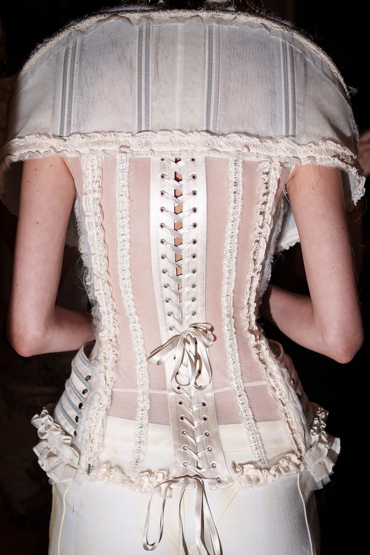 딜라라 핀디코글루 2026 S/S 쇼의 코르셋 드레스.