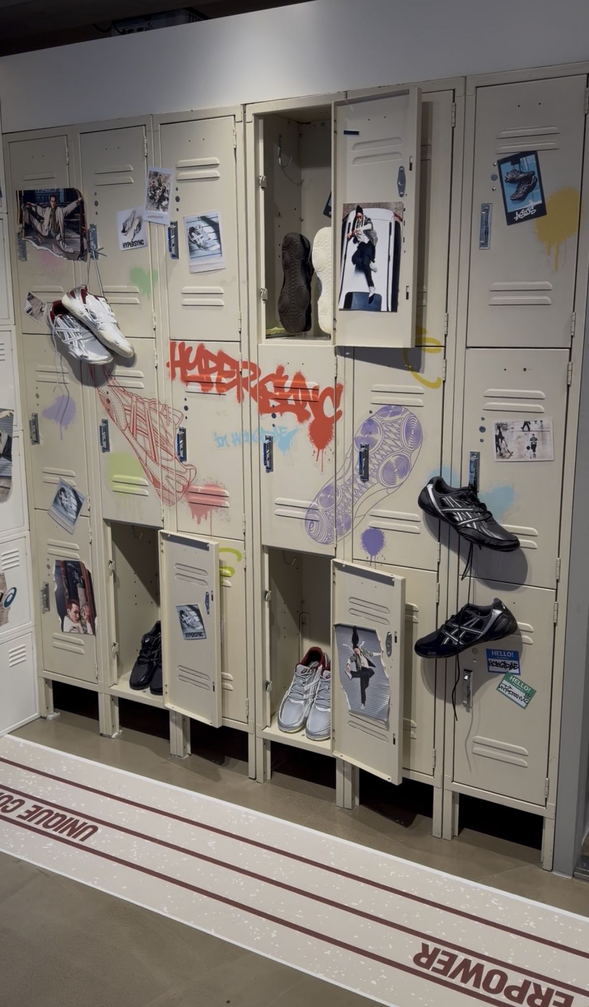 하이퍼싱크와 젤NYC가 캐비넷에 진열되어 있다