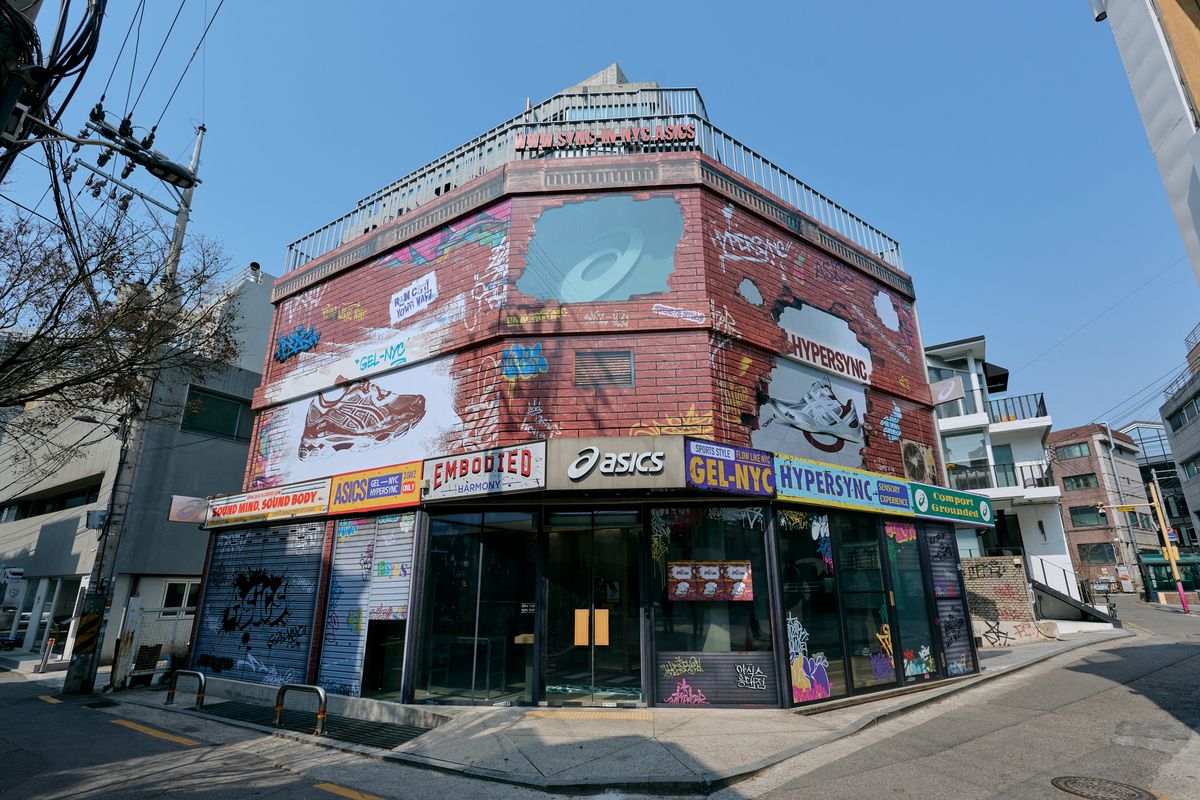 홍대에 열린 아식스 팝업의 외관