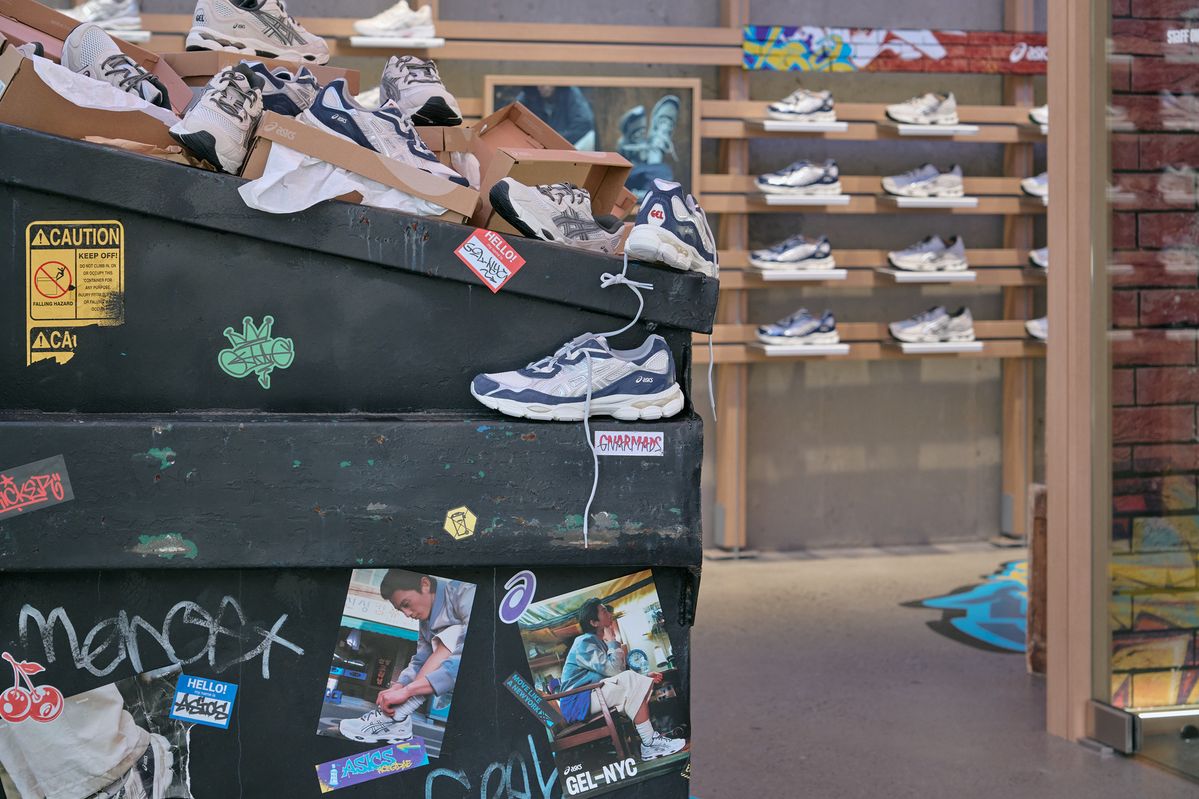 자유분방하게 진열된 제품들