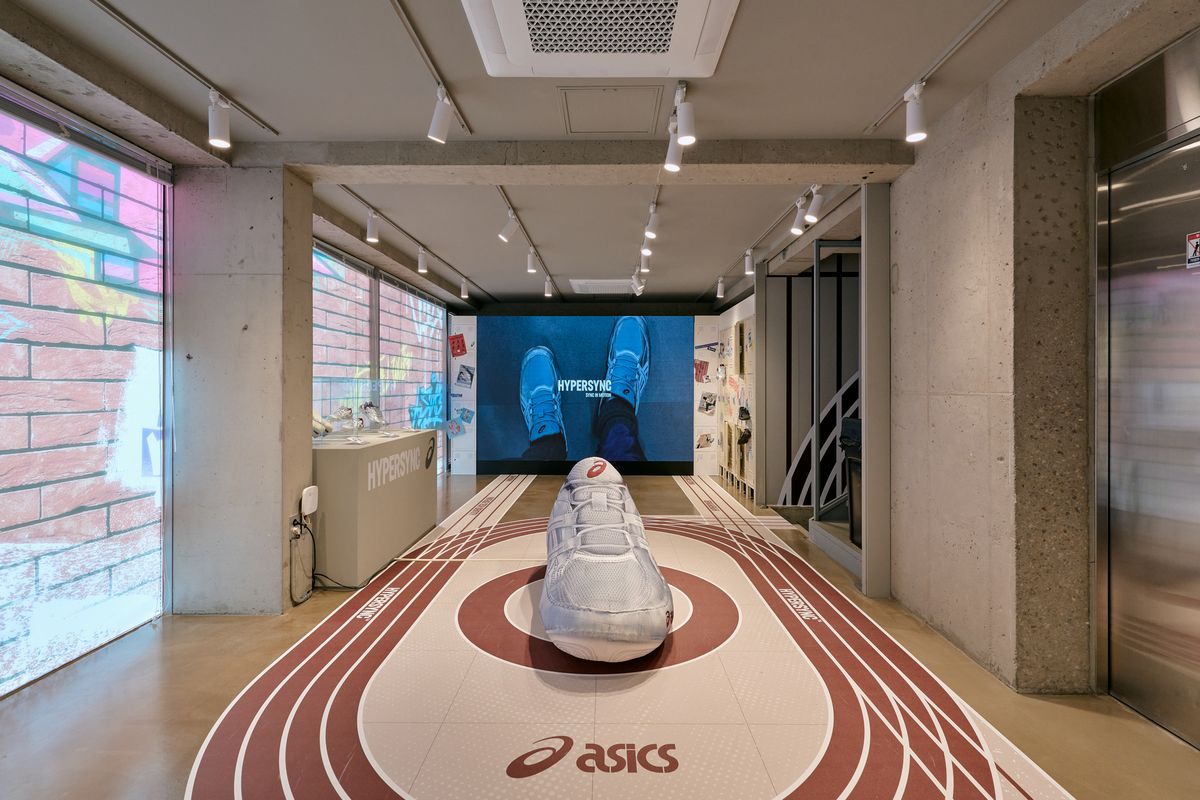 트랙 디자인으로 연결된 모습을 연출한 팝업 내부