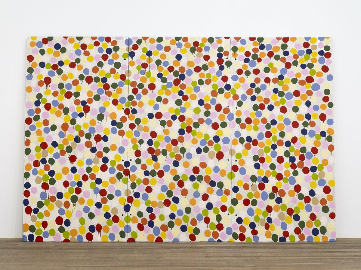 <스팟 페인팅>, 1986 합판에 가정용 유광 페인트, 243.8 x 365.8 cm. 개인 소장. © Damien Hirst and Science Ltd. All rights reserved, DACS 2026. Photographed by Prudence Cuming Associates