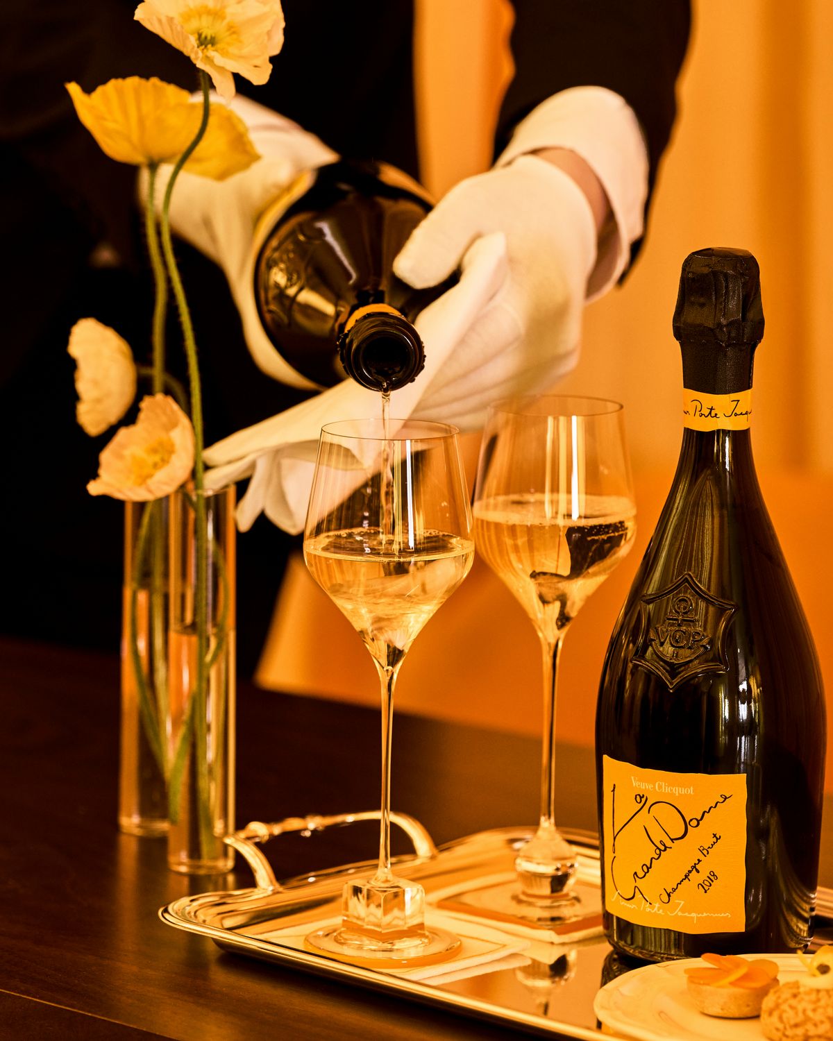 특별 제작된 글라스 잔에 담기고 있는 '라 그랑담 2018'