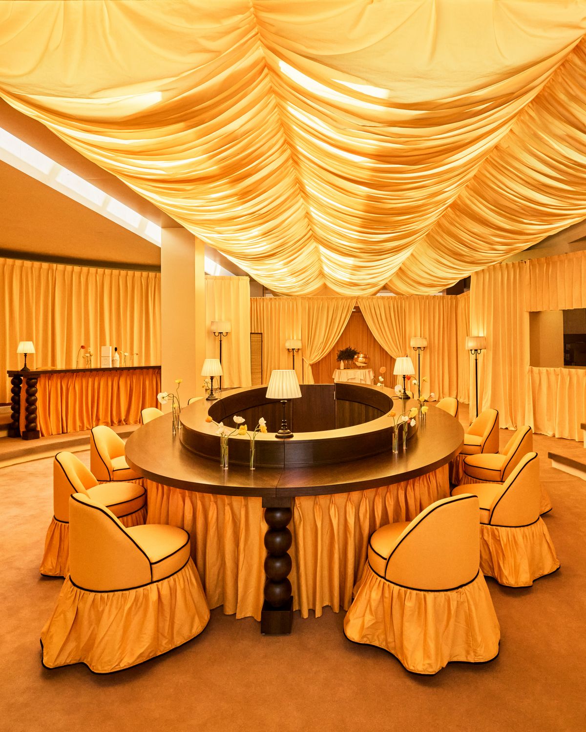 몽 포르트 자크뮈스를 상징하는 옐로우 컬러로 물든 '르 살롱' 내부