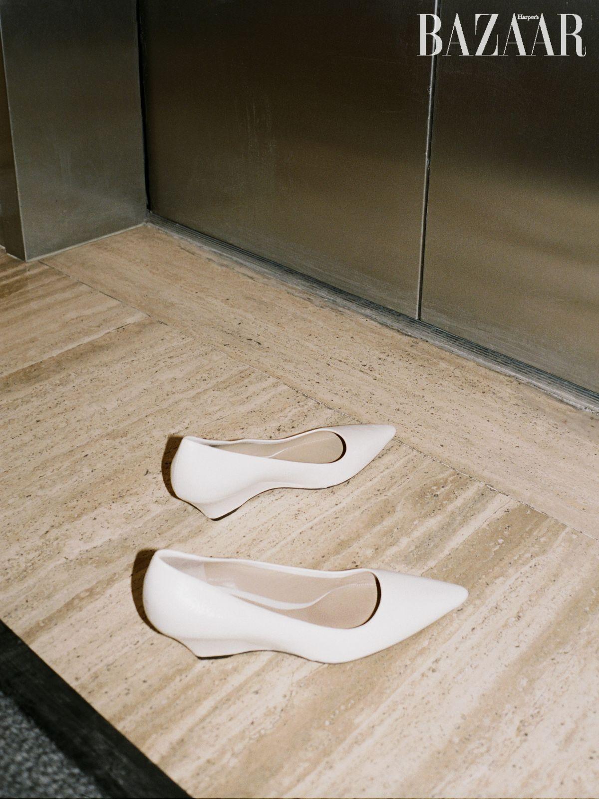 포인티드 토 웨지 힐은 1백70만원대 The Row.