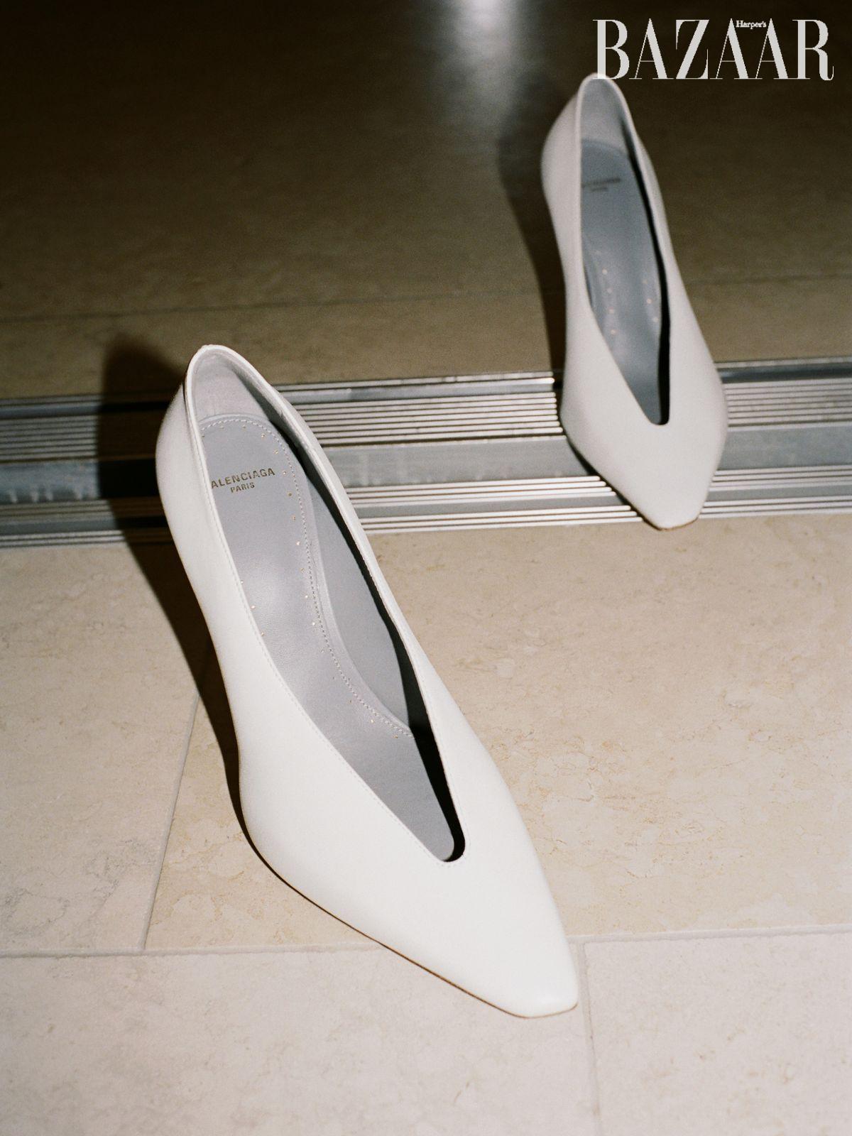 관능적인 펌프스 힐은 1백76만원 Balenciaga.