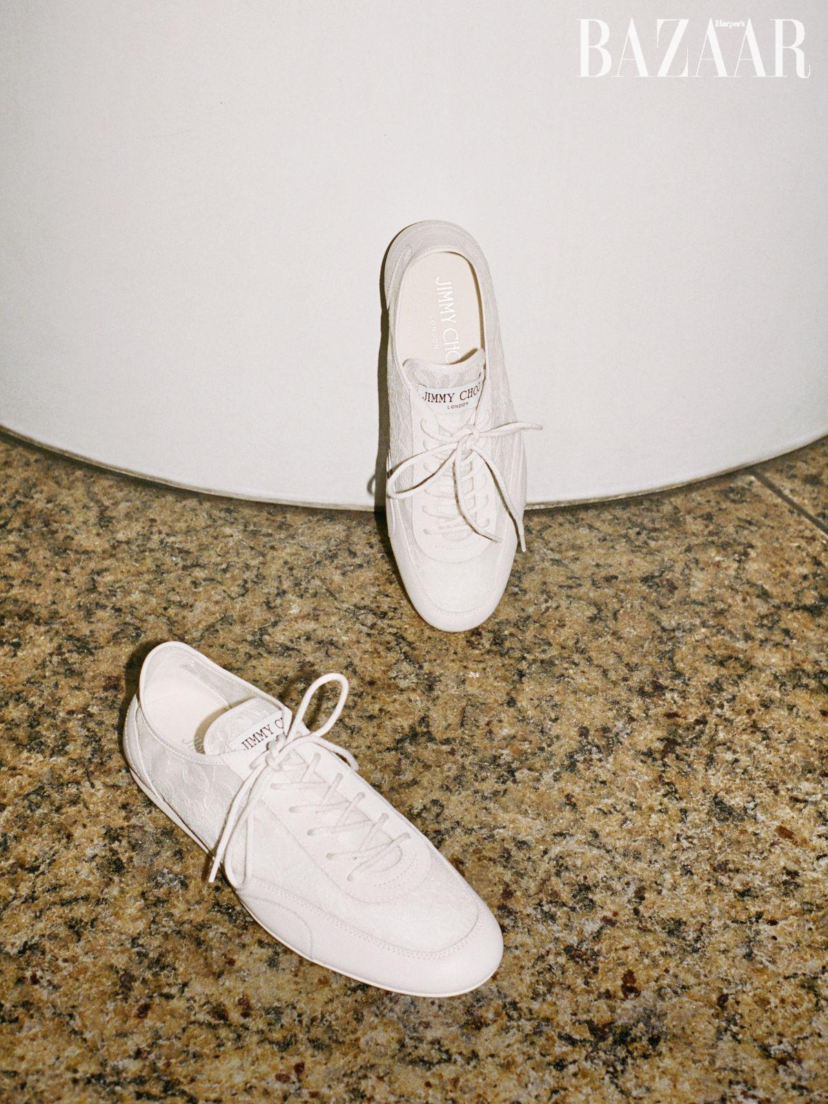 레이스업 스니커즈는 94만원 Jimmy Choo.