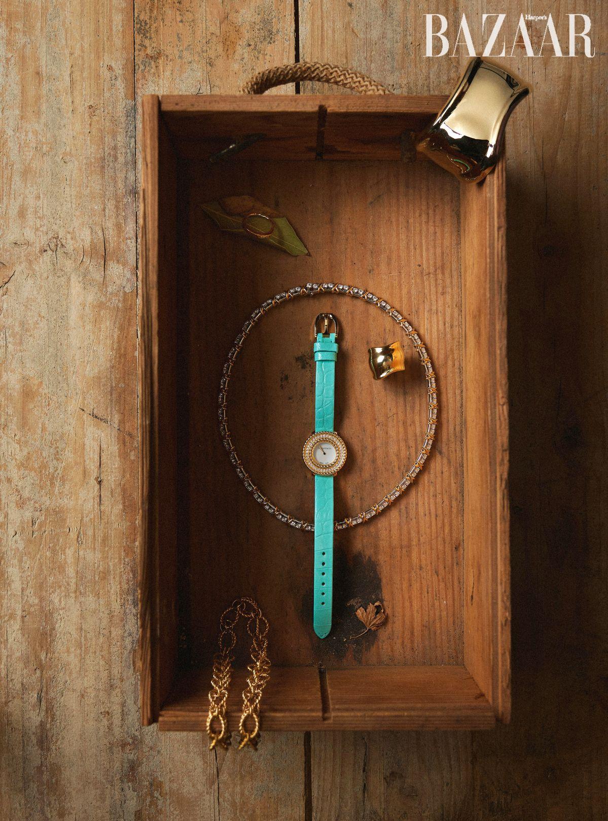 (왼쪽 위부터 시계 방향) 다이아몬드 세팅의 옐로 골드 소재 ‘티파니 락’ 링, 엘사 퍼레티가 디자인한 옐로 골드 소재 ‘본(Bone)’ 브레이슬릿, 플래티넘과 옐로 골드 소재에 다이아몬드를 세팅한 ‘식스틴 스톤’ 네크리스, 다이아몬드 세팅의 옐로 골드 다이얼의 ‘티파니 로프’ 워치, 엘사 퍼레티 컬렉션의 옐로 골드 소재 ‘본’ 링, 골드 ‘티파니 로프 써클’ 네크리스는 모두 Tiffany & Co..