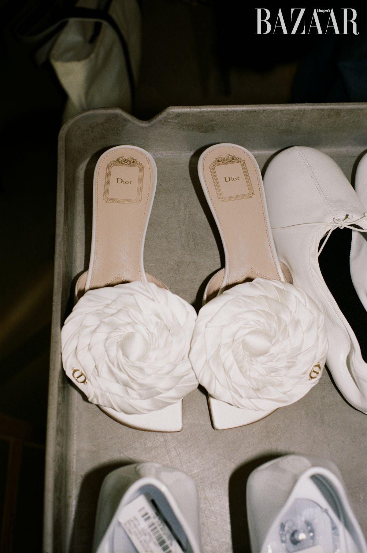 아플리케 장식 힐은 2백30만원 Dior.
