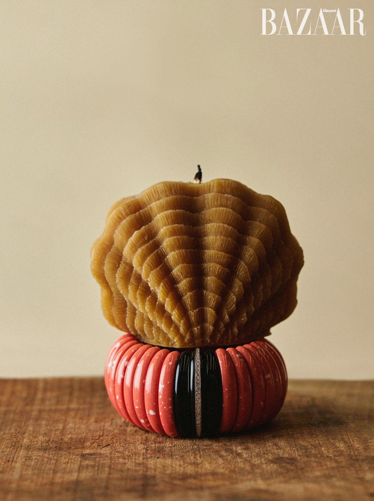 코럴 컬러 스톤, 블랙 오닉스, 다이아몬드를 세팅해 완성한 화이트 골드 뱅글은 Rabat.