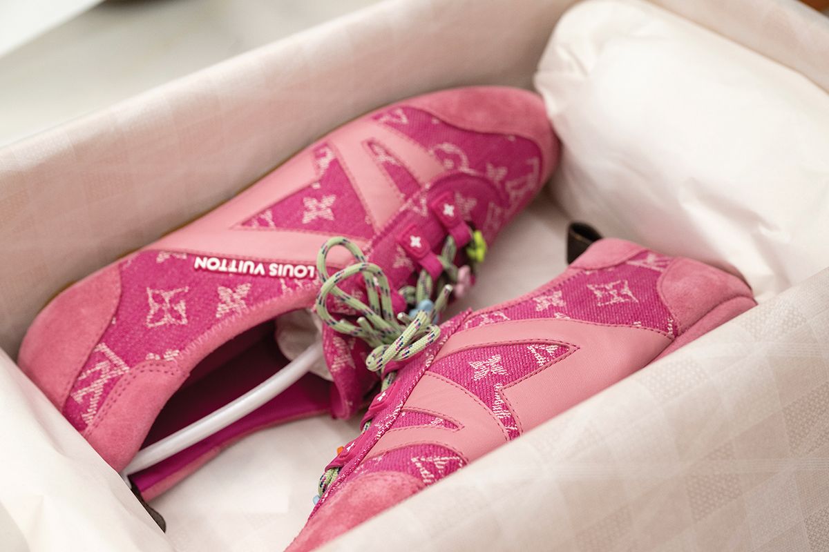 모든 요소가 완벽하게 점검된 스니커리나가 포장되고 있다. 