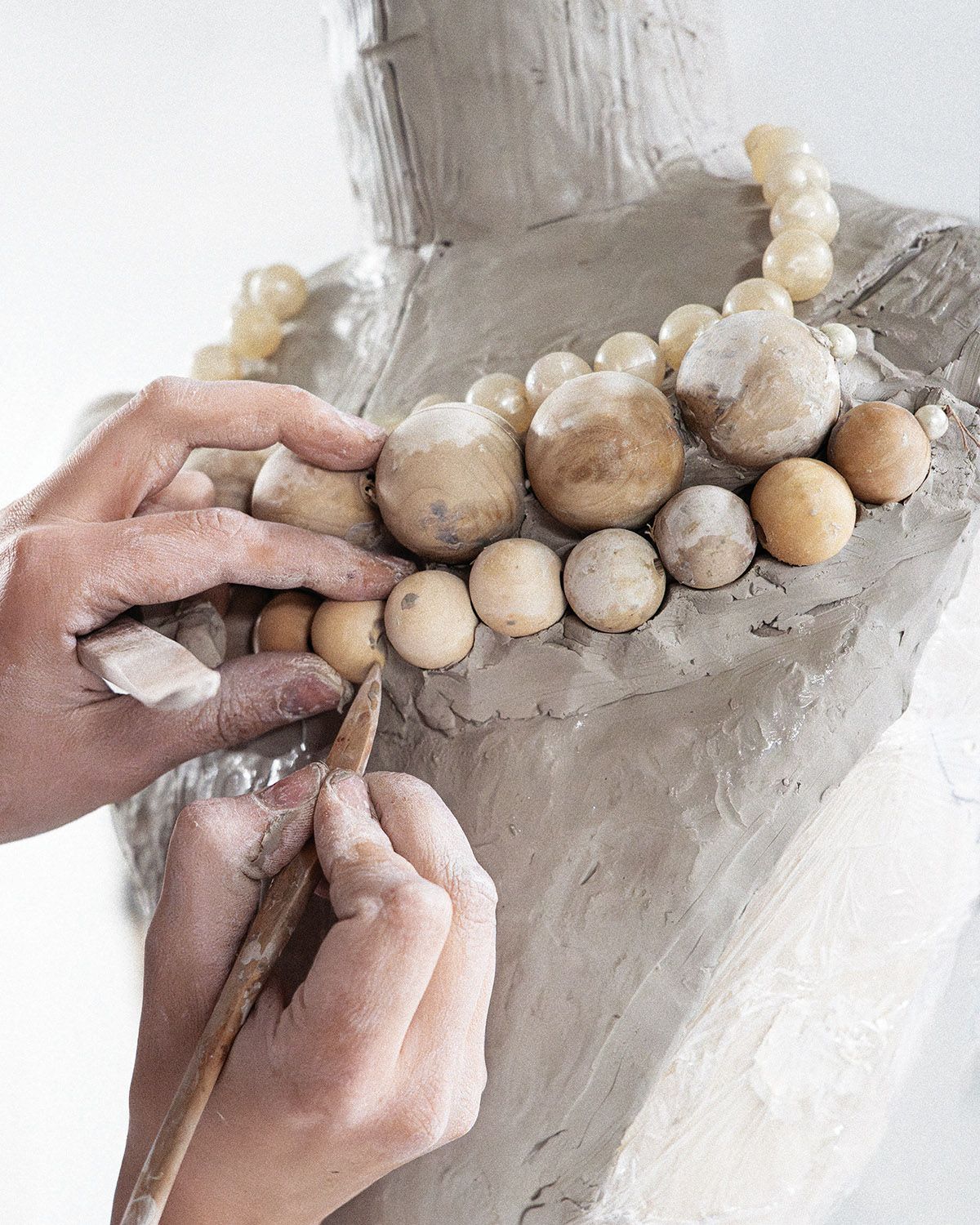 점토 바디에 주얼리 흔적을 찍어 낸 뒤 그 위로 페인트를 섞은 실리콘을 부어 옷의 형태를 만든 새로운 라텍스 비앙케토 기법. 