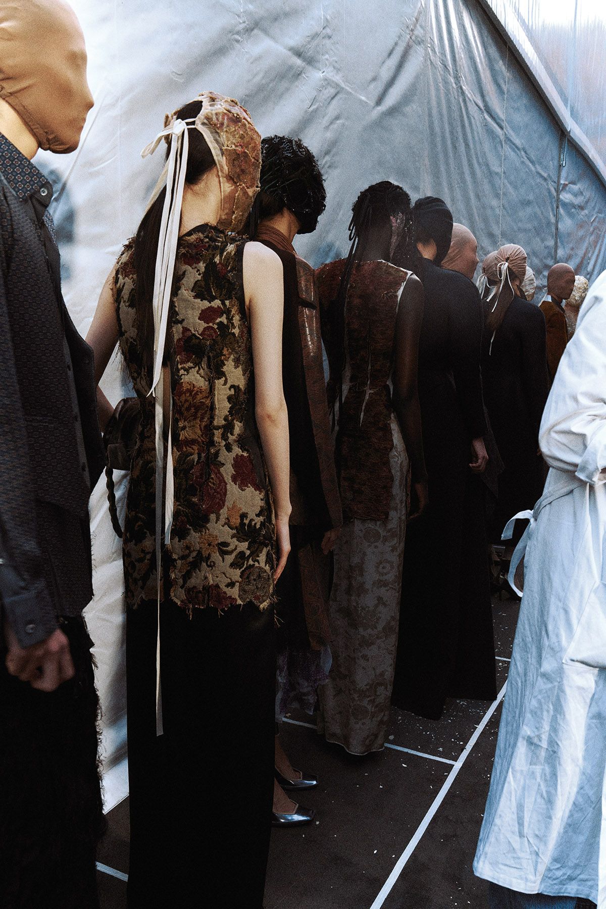 벼룩시장에서 발견한 다양한 재료가 쇼 곳곳에서 발견되었다. 