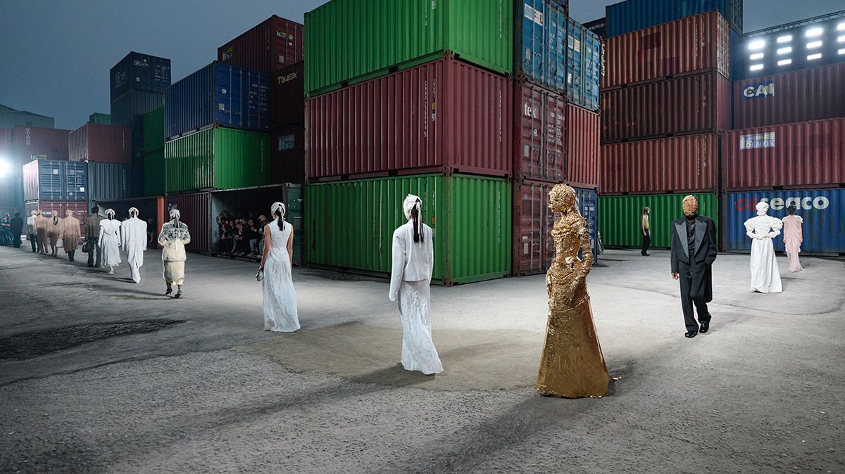 컨테이너 박스 사이, 마스크로 무장한 모델이 등장했다. 