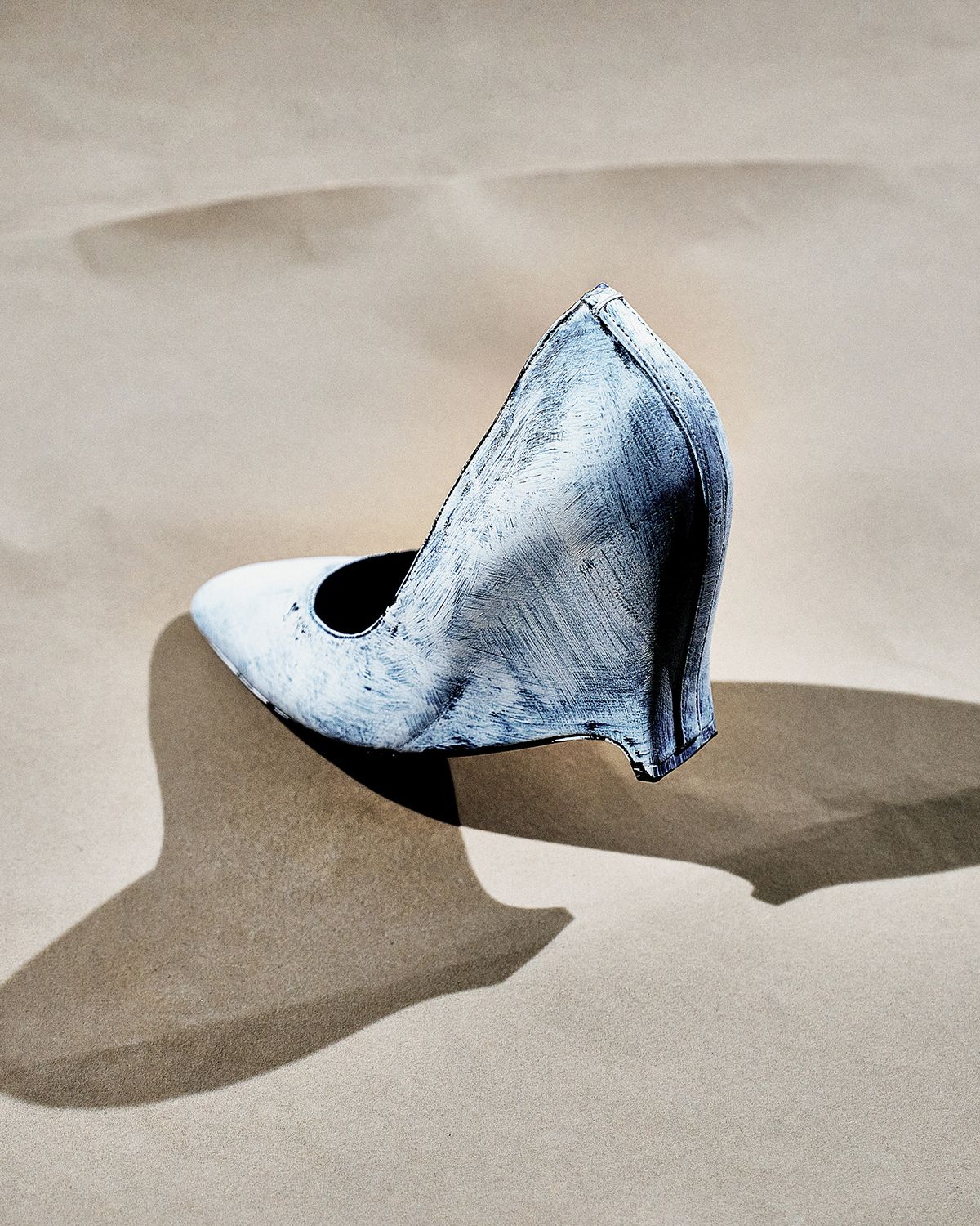 메종의 핵심 코드인 비앙케토 기법이 더해진 슈즈. 