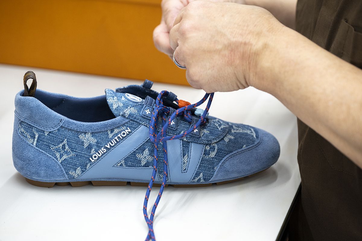 신발끈도 한 땀 한 땀 섬세하게. 