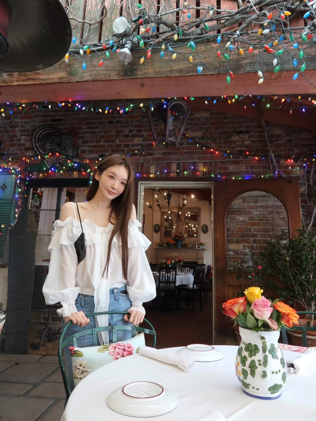 과감한 오프숄더 블라우스로 화사한 봄 패션을 선보인 강민경 / @iammingki