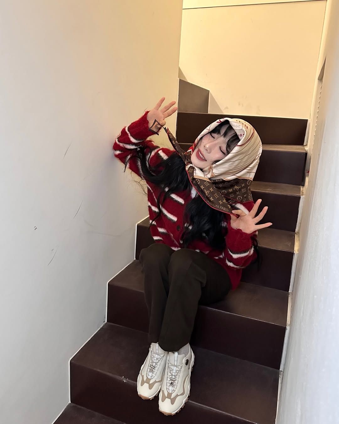 루이 비통 스카프를 머리에 둘러 룩의 완성도를 높인 태연 / @taeyeon_ss