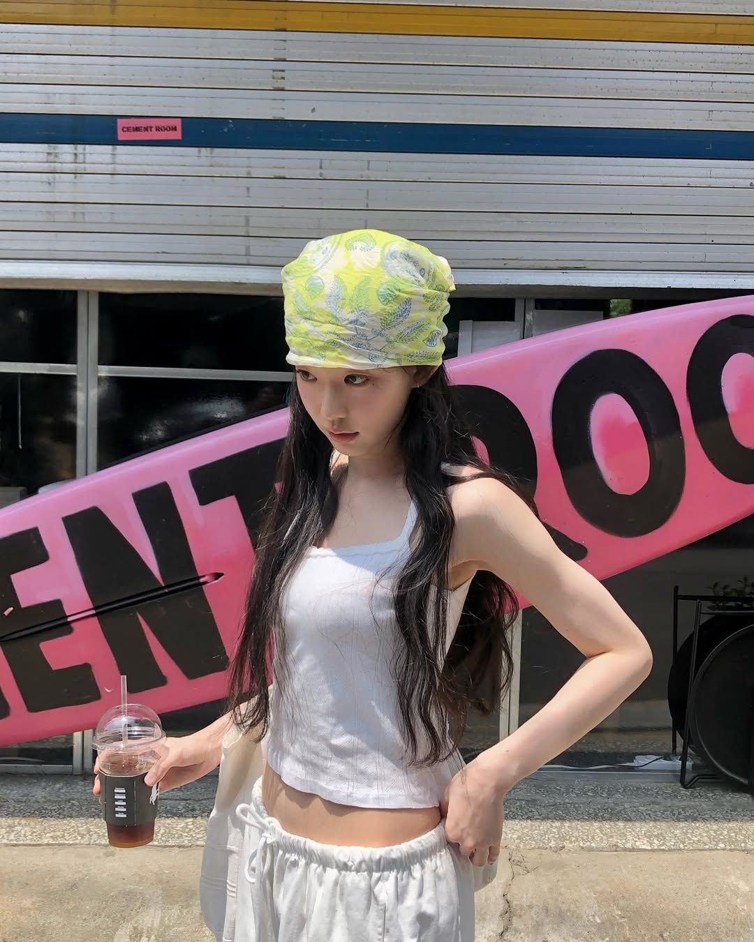 화사한 패턴의 옐로 헤어 스카프로 여름의 에너지를 표현한 최윤지 / @yoonjiiii