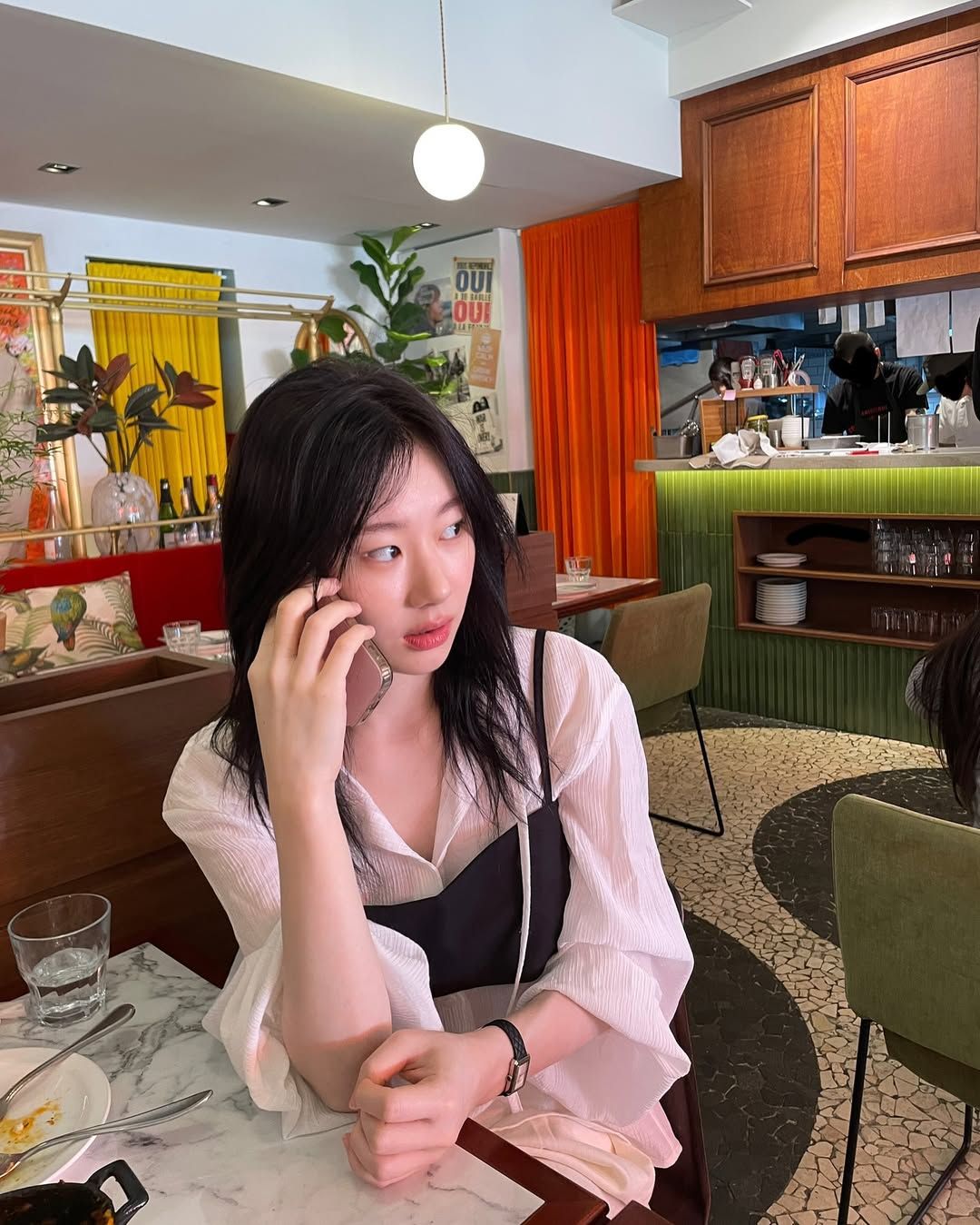 화이트 블라우스 위에 블랙 브라톱을 매치해 편안한 매력을 선보인 채령 / @chaerrry0