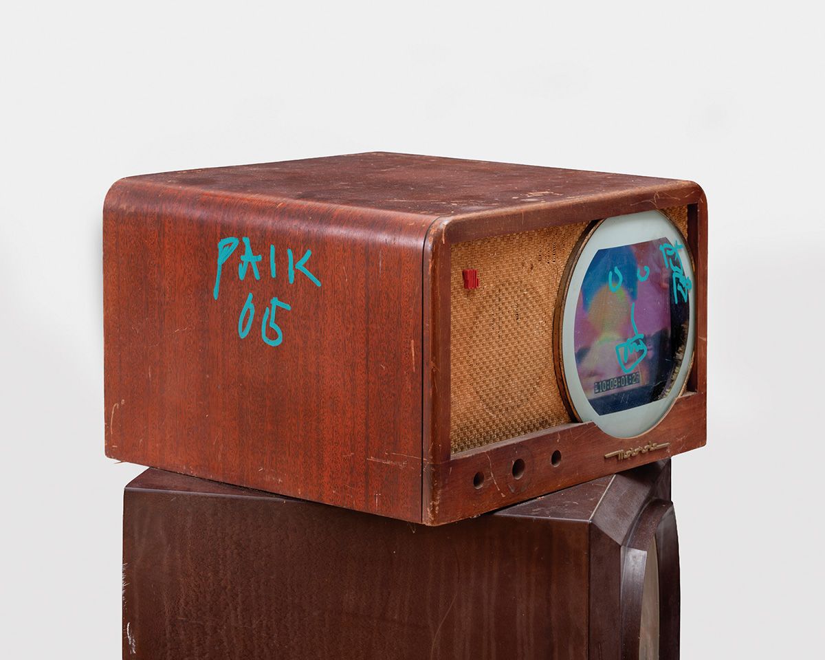 백남준, <Untitled>, 2005, detail, Two-channel video (color, silent), two vintage televisions, CRT monitor, artificial flowers, electric lights, and permanent oil, marker, 114.9x53.3x60.3cm.