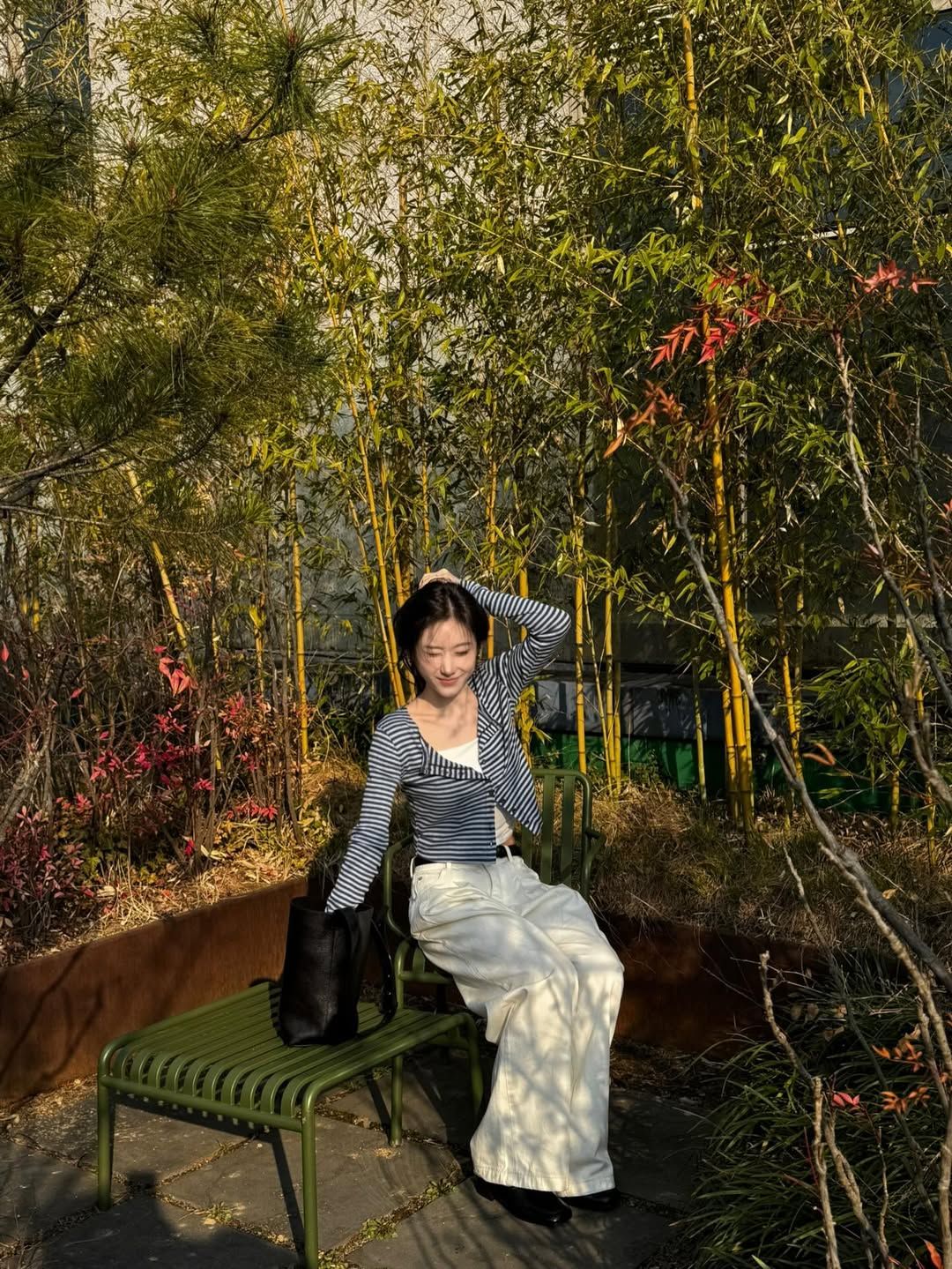 와이드한 화이트 팬츠에 블랙 벨트를 선택해 스타일 완성도를 높인 채령 / @chaerrry0