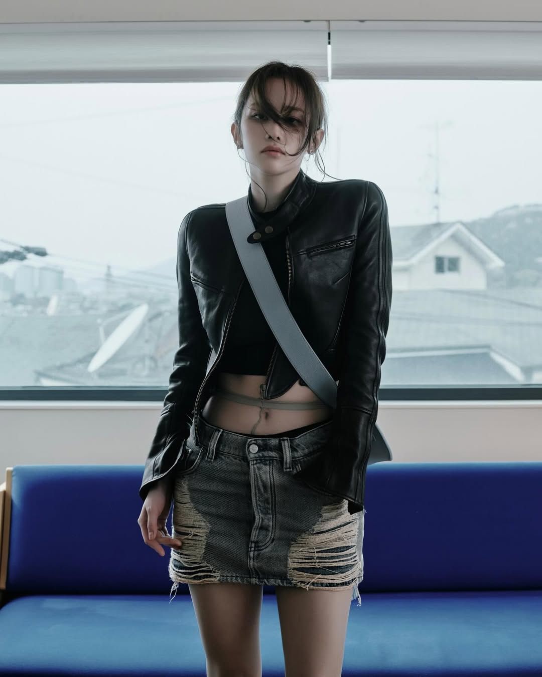 임팩트 있는 데님 스커트와 가죽 자켓으로 신비로운 오라를 연출한 전종서 / @wjswhdtj94