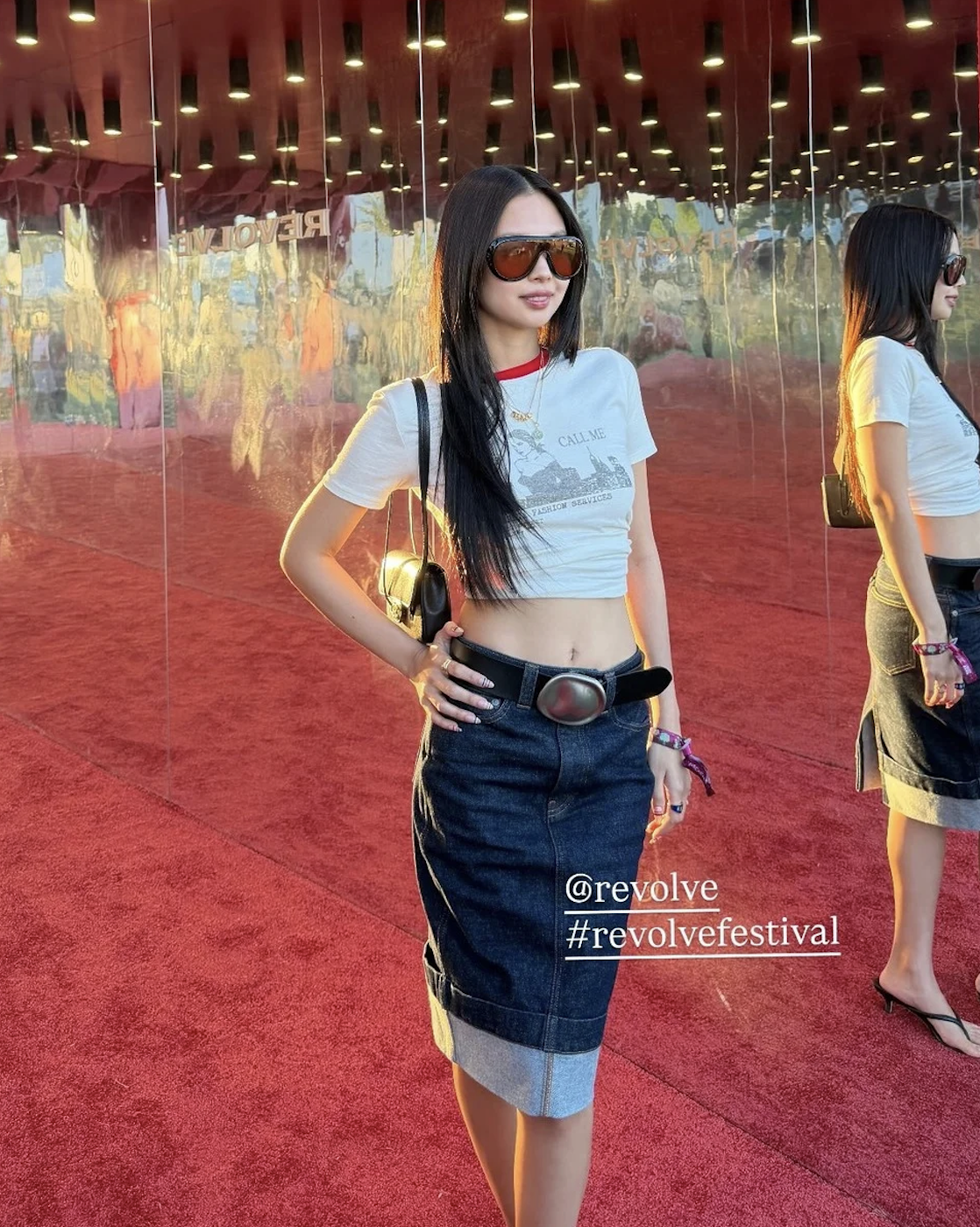 짙은 데님 스커트로 빈티지하면서 클래식한 무드를 드러낸 제니 / @jennierubyjane