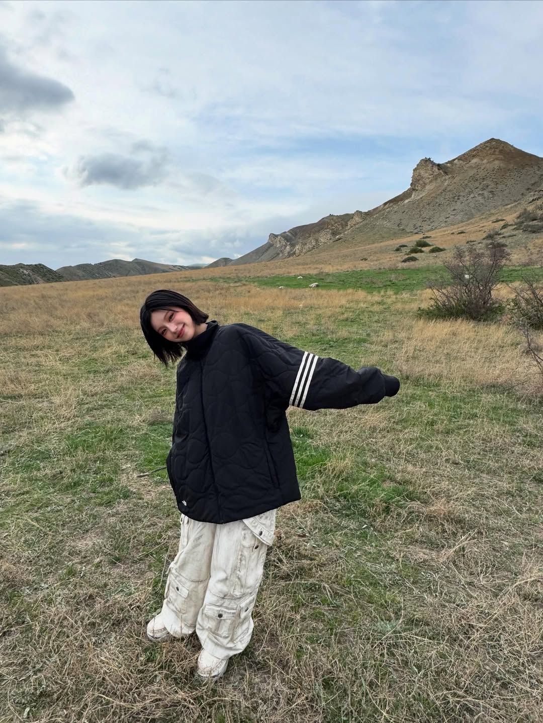 화이트 카고 팬츠에 넉넉한 블랙 아우터를 더해 유니크한 무드를 선보인 예지 / @yezyizhere