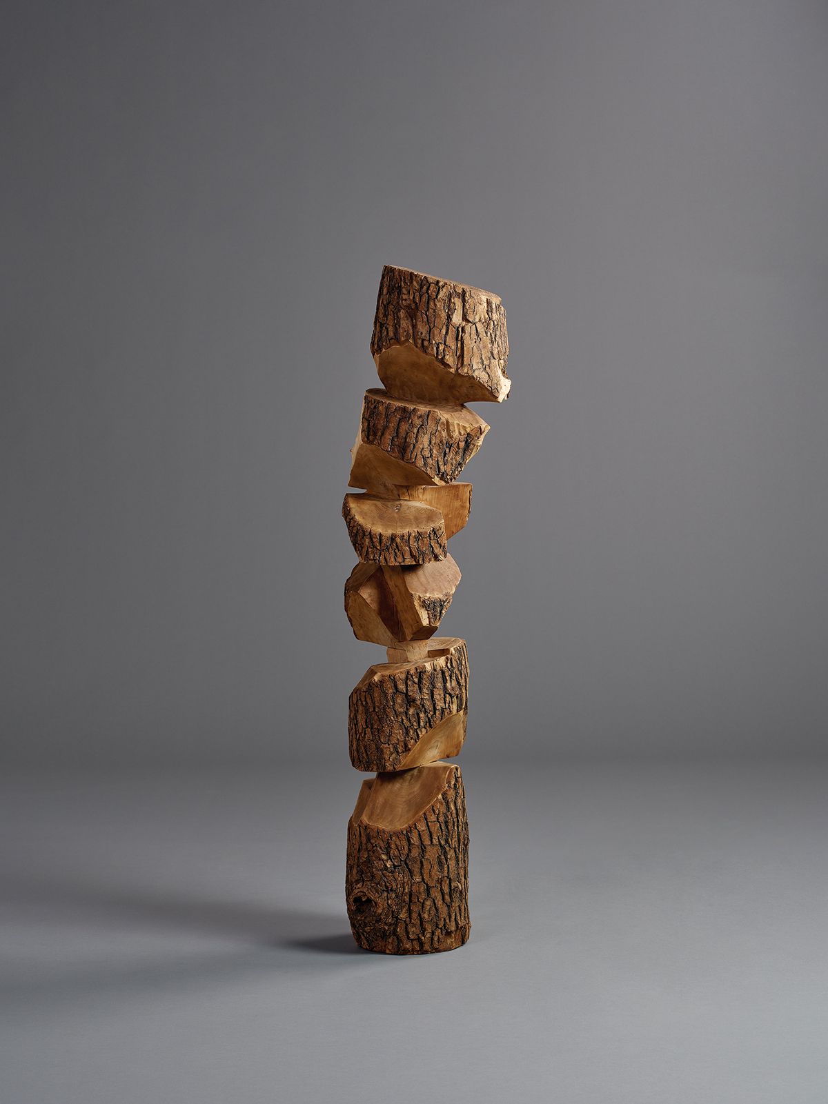 <합이합일 분이분일(合二合一分二分一) 1979>, 1979, 소나무, 130x30x25cm, 개인 소장. © Kim Yun Shin 사진: 전명은, 호암미술관 제공