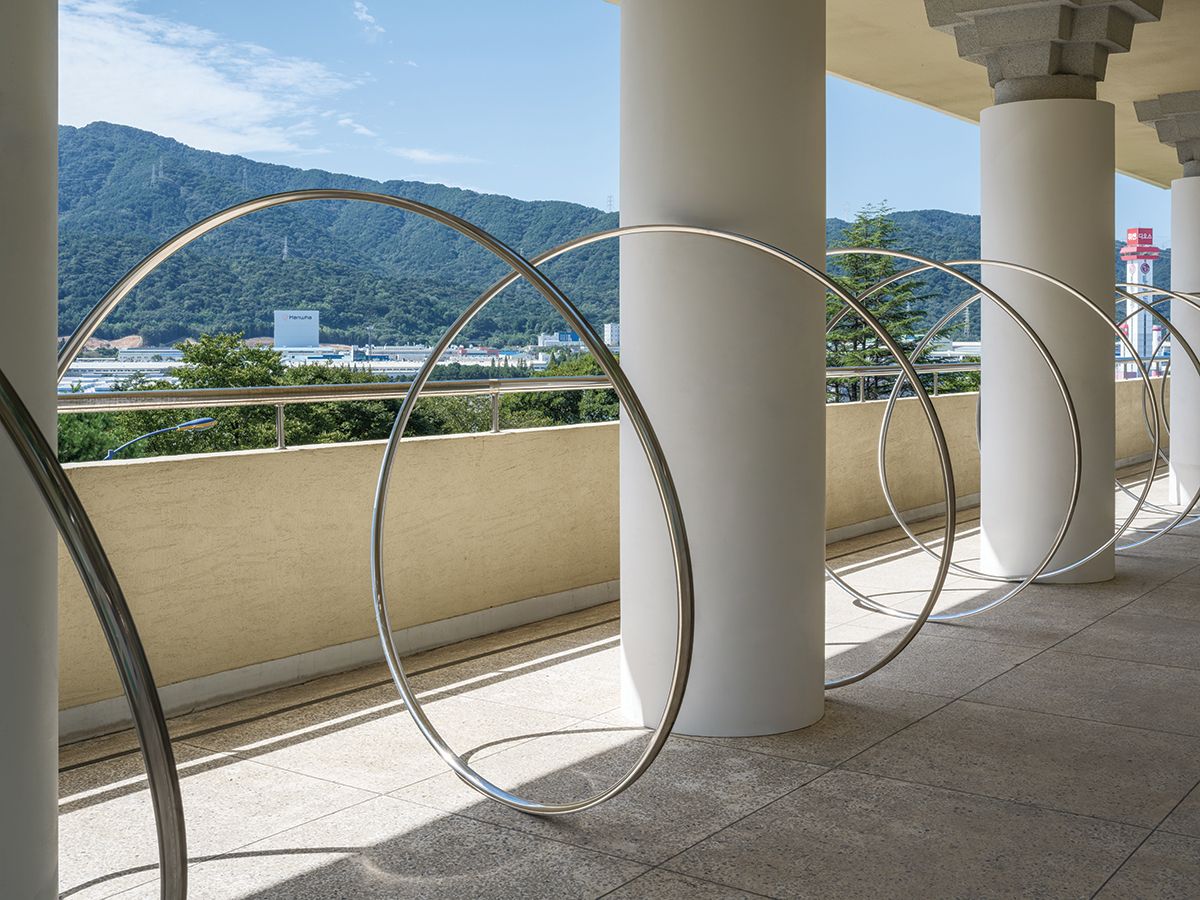 Goen Choi, <Airlock>, 2024, Stainless steel pipe, steel tie, paint on wood, ø50.8x1200cm, ø750x250cmx6. Commissioned by the 7th Changwon Sculpture Biennale 2024.