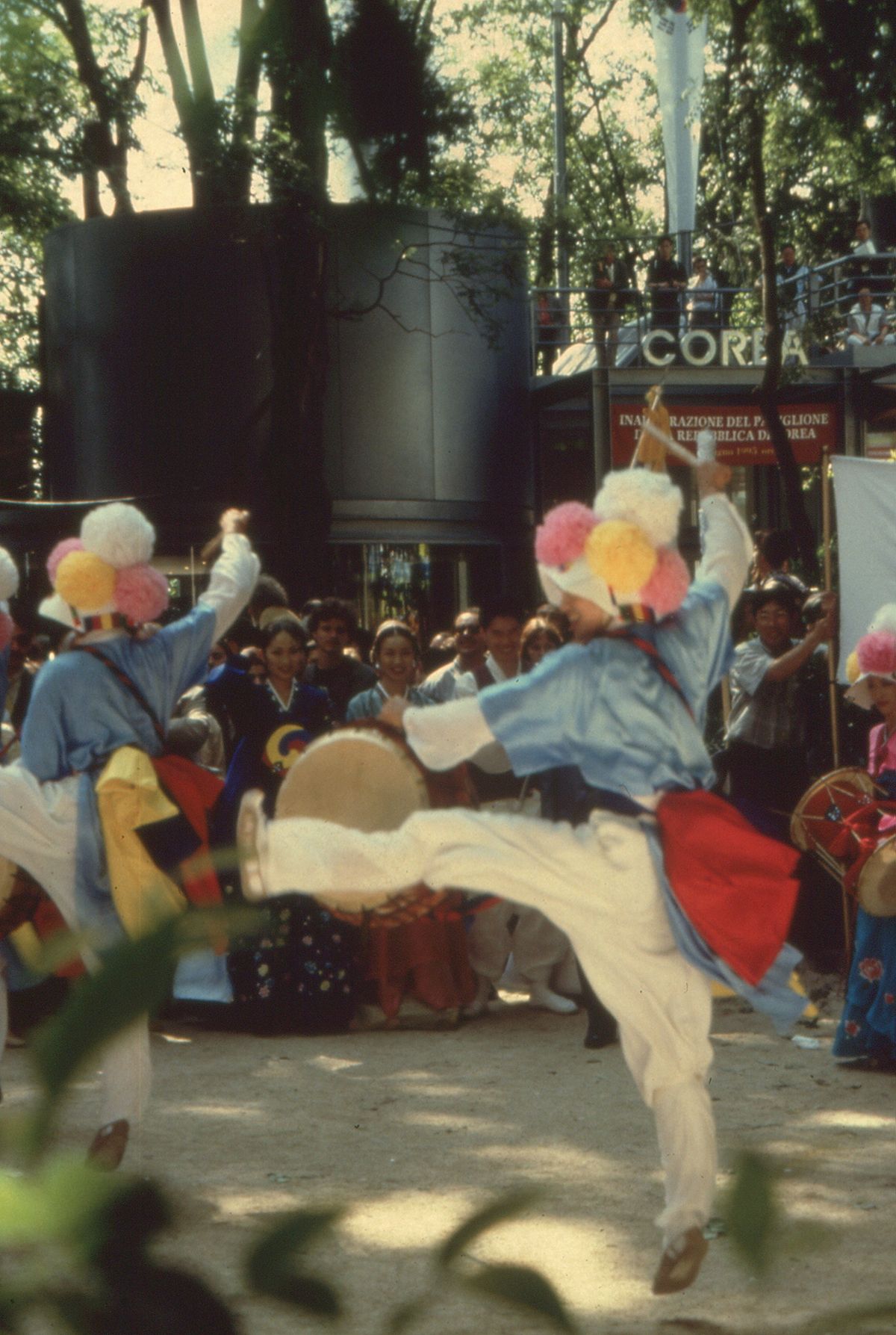 1995년 베니스비엔날레 한국관 건립 개막식 퍼포먼스. © 한국문화예술위원회 Opening ceremony of the Korean Pavilion at the 1995 Venice Biennale. © Korean Arts and Culture Council 