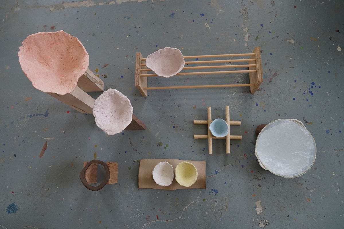 노혜리, <베어링(기다리는 스테이션)>, Paper clay, wood, fired clay, 25x50x45cm(variable). 사진: 노혜리
