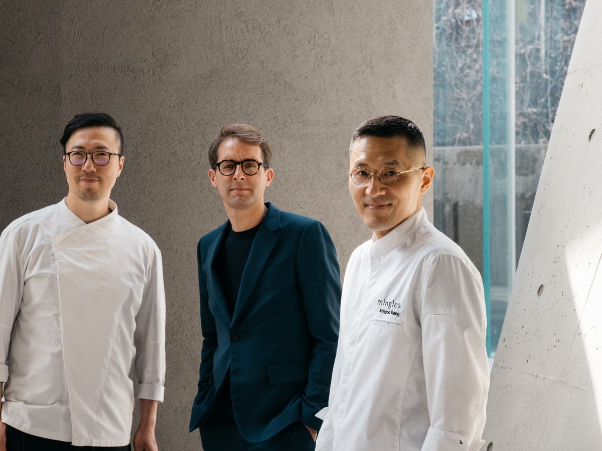 돔 페리뇽 셰프 드 카브(Chef de Cave) 뱅상 샤프롱(중앙)과 돔 페리뇽 소사이어티 강민구 셰프, 엄태준 셰프.