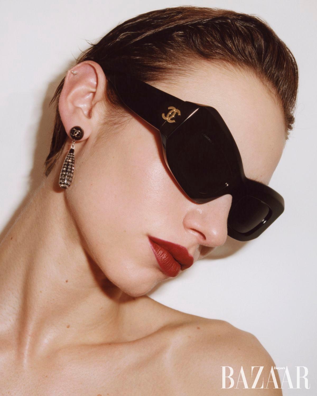 더블 C 로고를 더한 캐츠아이 선글라스, 귀고리는 Chanel