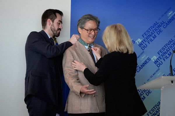 '코망되르' 훈장을 받는 박찬욱 감독 / Getty Image