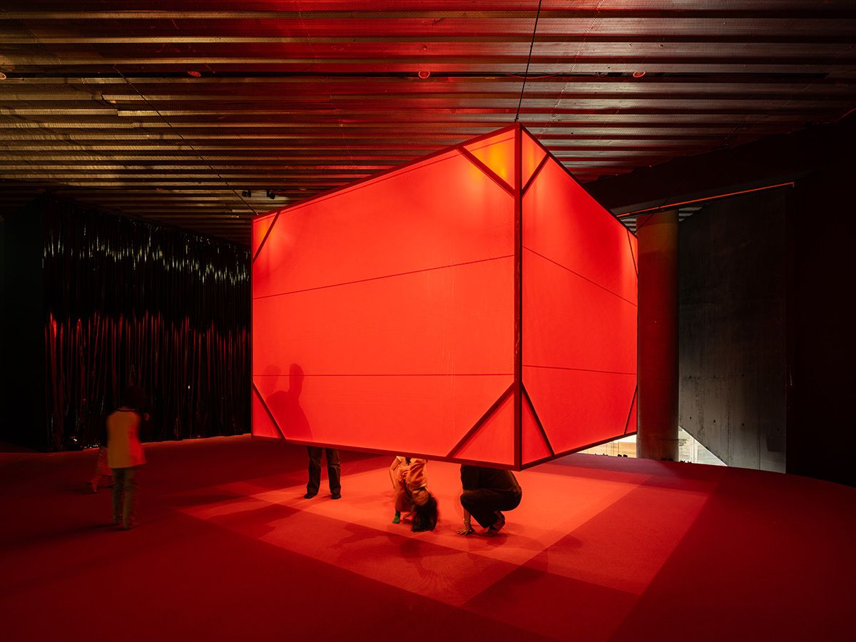 야마자키 츠루코, <빨강(Red)>, 1956, 야외 구타이 미술전, 아시야 공원, 아시야, 일본, 볼트, 전구, 금속 장치, 비닐, 전선, 목재, 270x360x360cm, 1985 오사카 국립국제미술관 재구성, 야마자키 츠루코 재단 대여, 오사카 LADS 갤러리, 도쿄 타케 니나가와 제공 © Tsuruko Yamazaki. 사진: 홍철기. 리움미술관 제공.