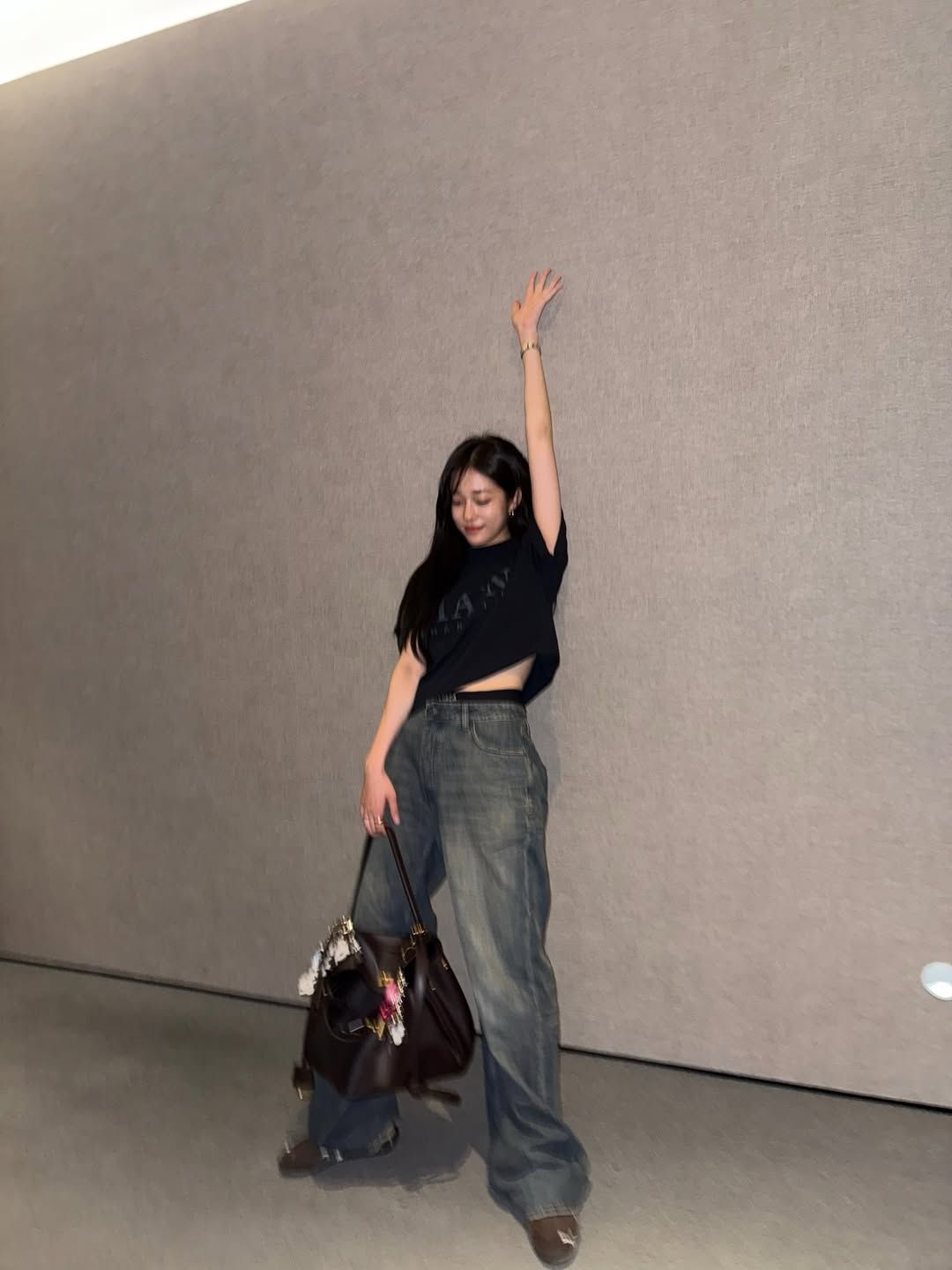 블랙 티셔츠와 빈티지한 와이드 데님으로 쿨한 무드를 완성한 노윤서./ @rohyoonseo